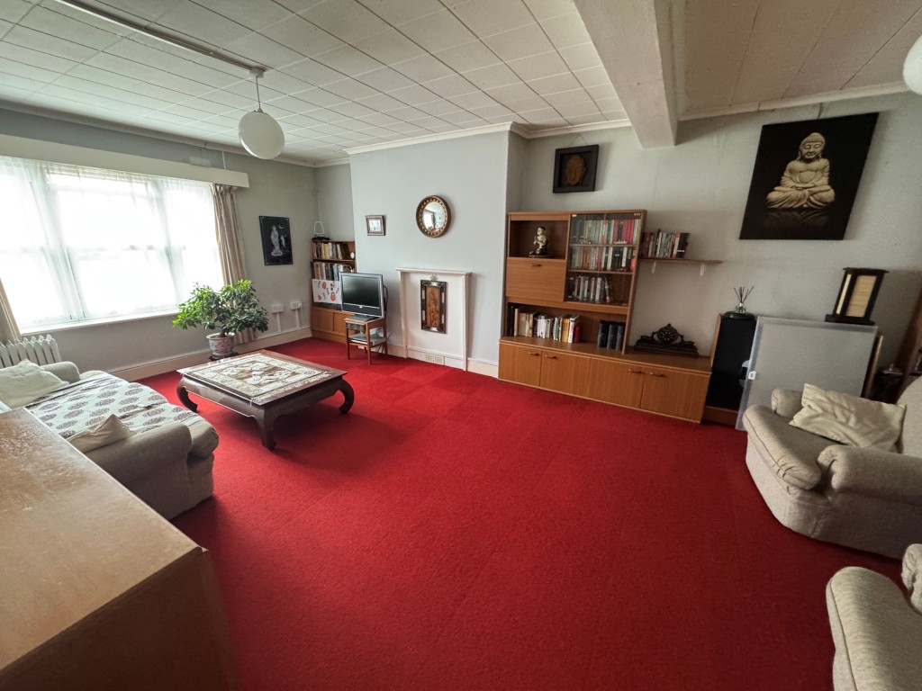 Lot: 33 - FREEHOLD VACANT SHOP, VACANT TWO-BEDROOM FLAT PLUS TWO-BEDROOM INVESTMENT FLAT IN PRIME LOCATION - Flat B - living room